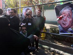 В Тегеране забросали ботинками портреты Буша