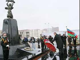 Ильхам Алиев возложил венок к монументу "Крик матери", возведенному в Баку в память о жертвах Ходжалинского геноцида