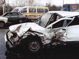 ВАЗ-2107 врезался в "Mercedes" и, потеряв управление, сбил двух девушек