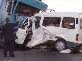 Пассажирский автобус совершил аварию, 8 человек получили ранения