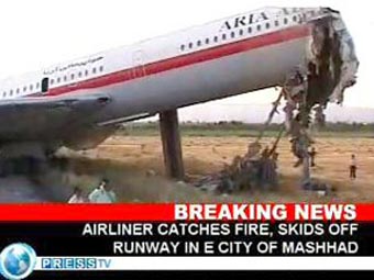 Пассажирский самолет загорелся при посадке в Иране, 30 человек погибли [Фото]