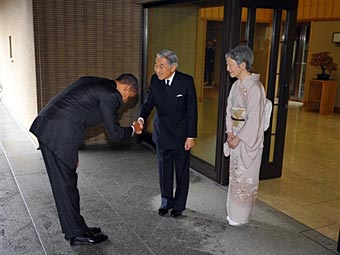 Обаму осудили за поклон японскому императору